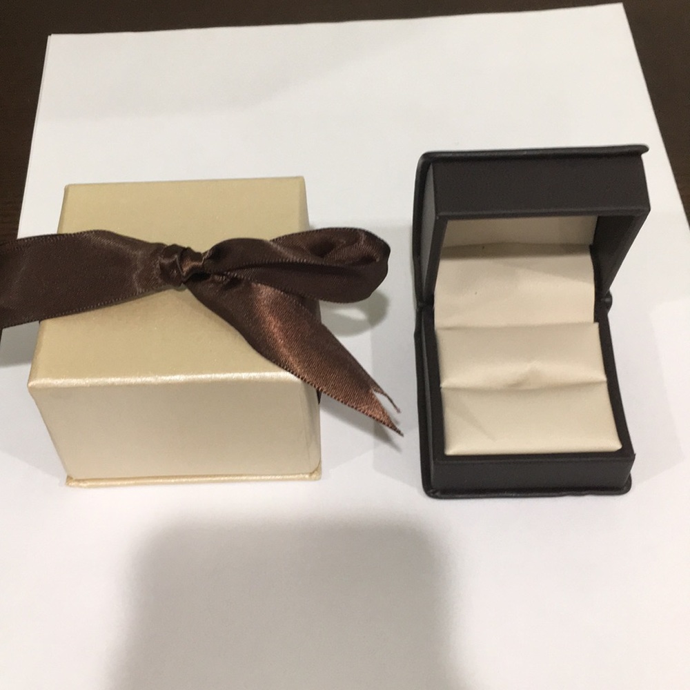 Ring box.